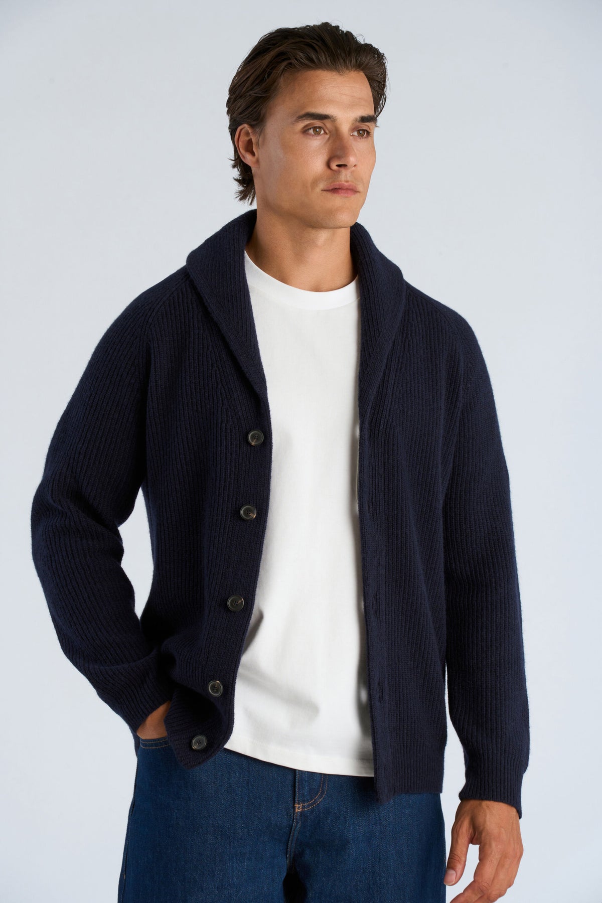 Lambswool Shawlcollar Cardigan Navy - modellbilde overkropp forfra