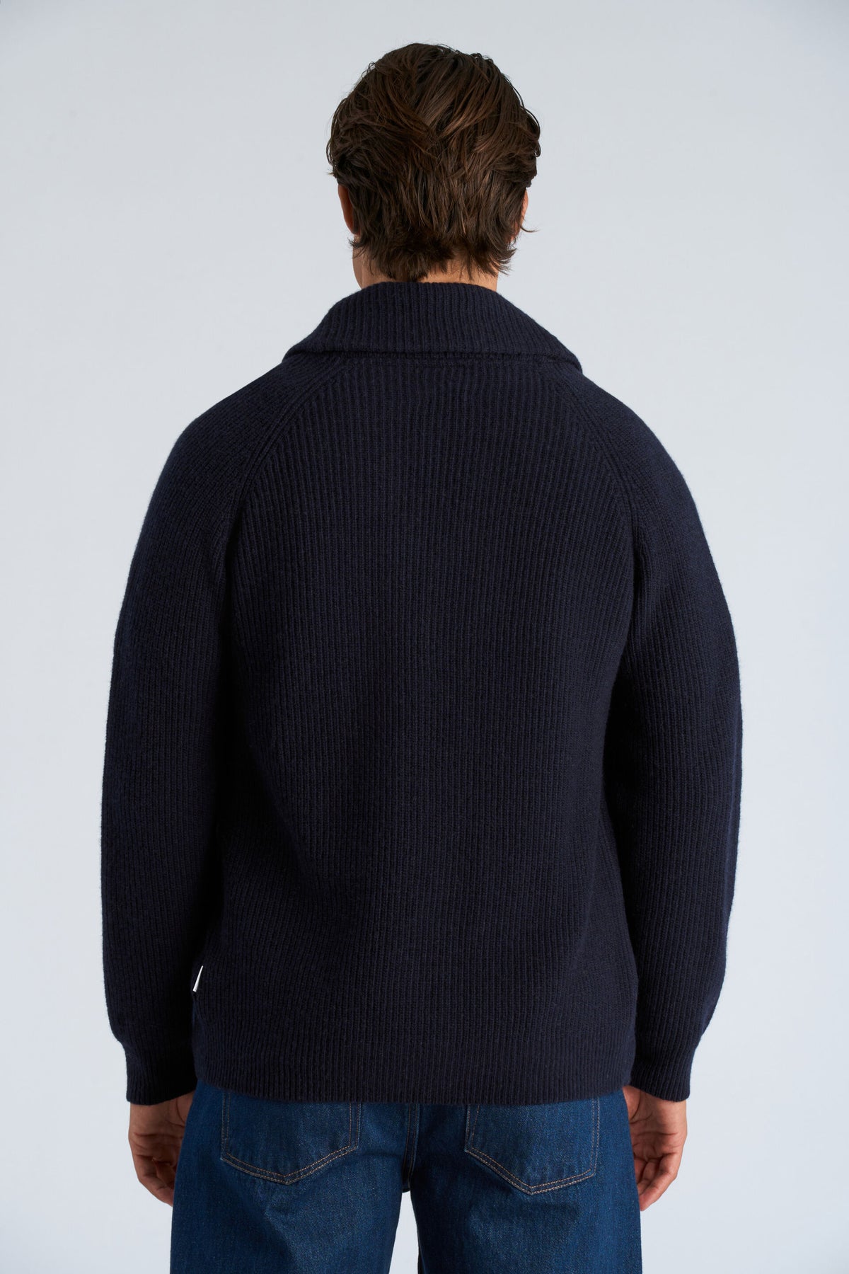 Lambswool Shawlcollar Cardigan Navy - modellbilde bakfra