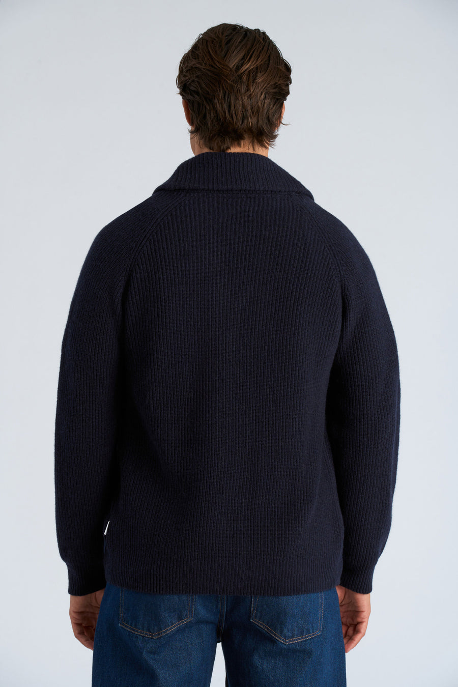 Lambswool Shawlcollar Cardigan Navy - modellbilde bakfra