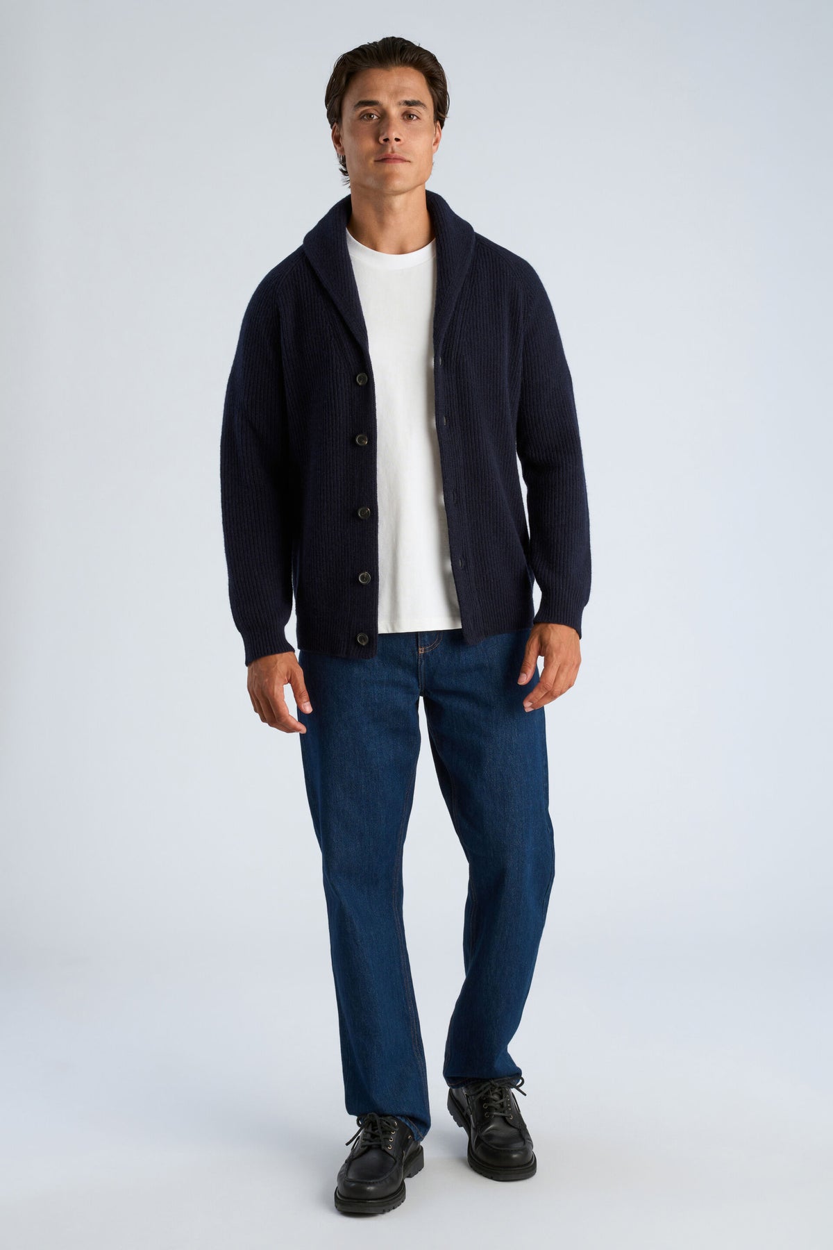 Lambswool Shawlcollar Cardigan Navy - modellbilde