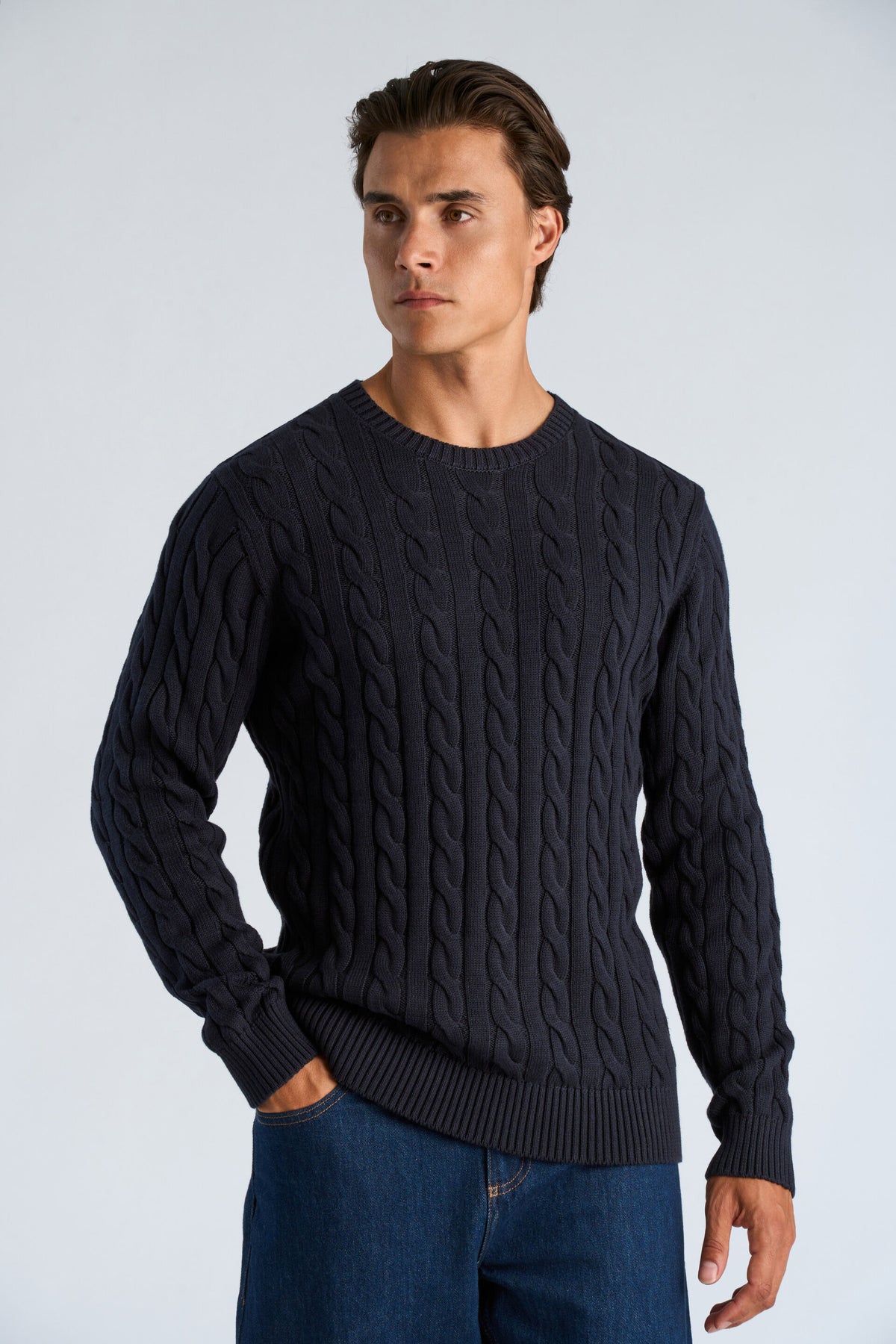 Cabel Knit Sweater Navy - modellbilde nærbilde forfra