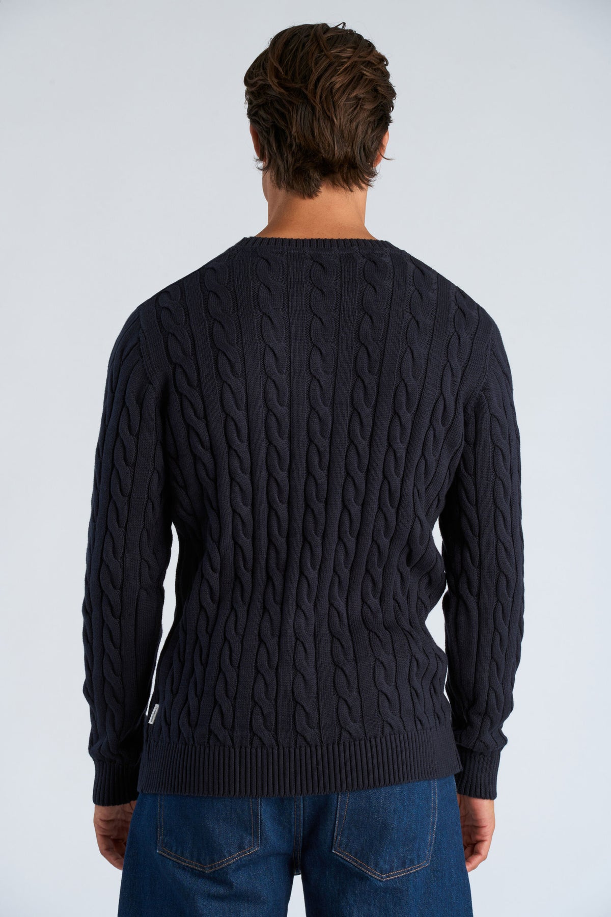 Cabel Knit Sweater Navy - modellbilde bakfra