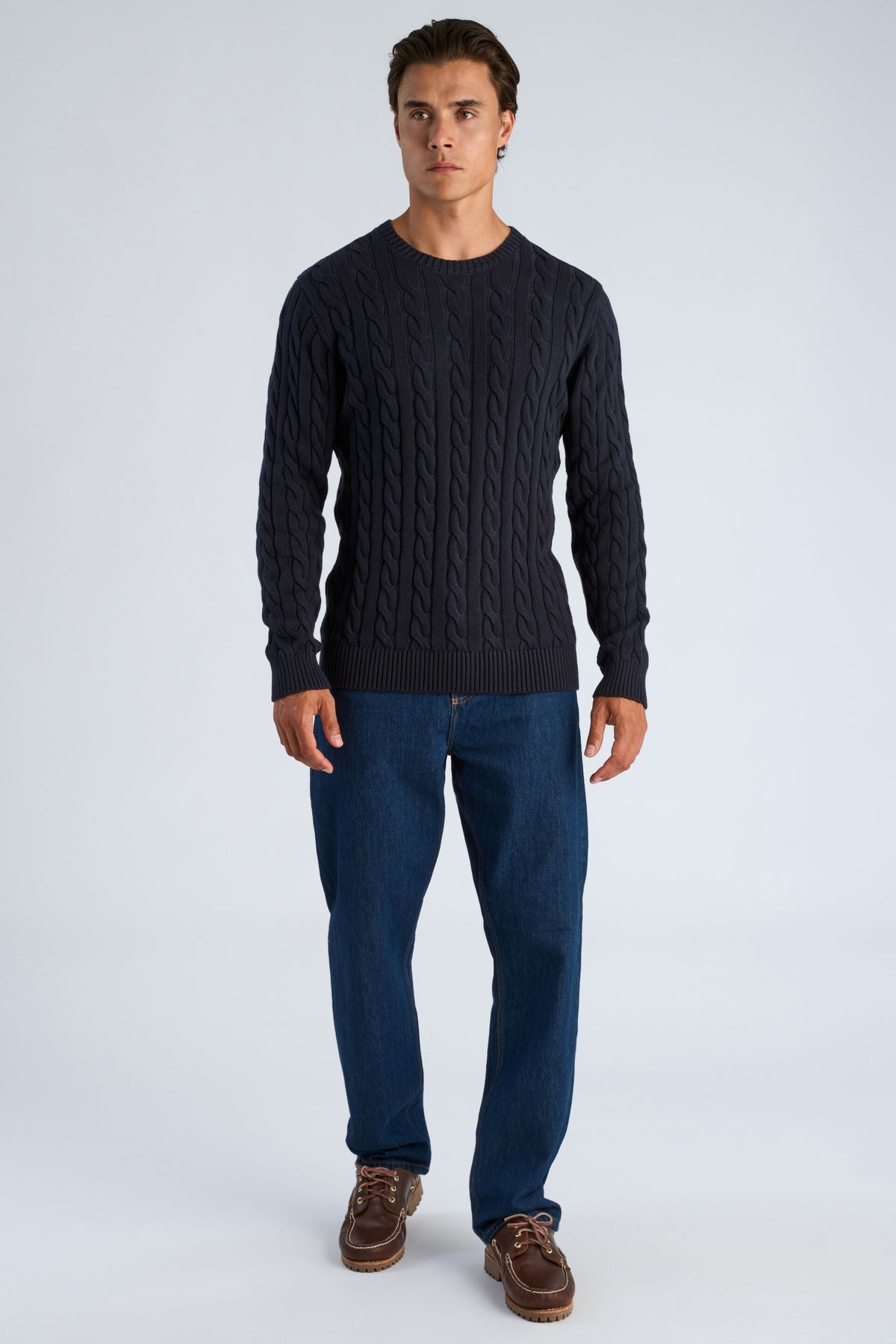 Cabel Knit Sweater Navy - modellbilde forfra