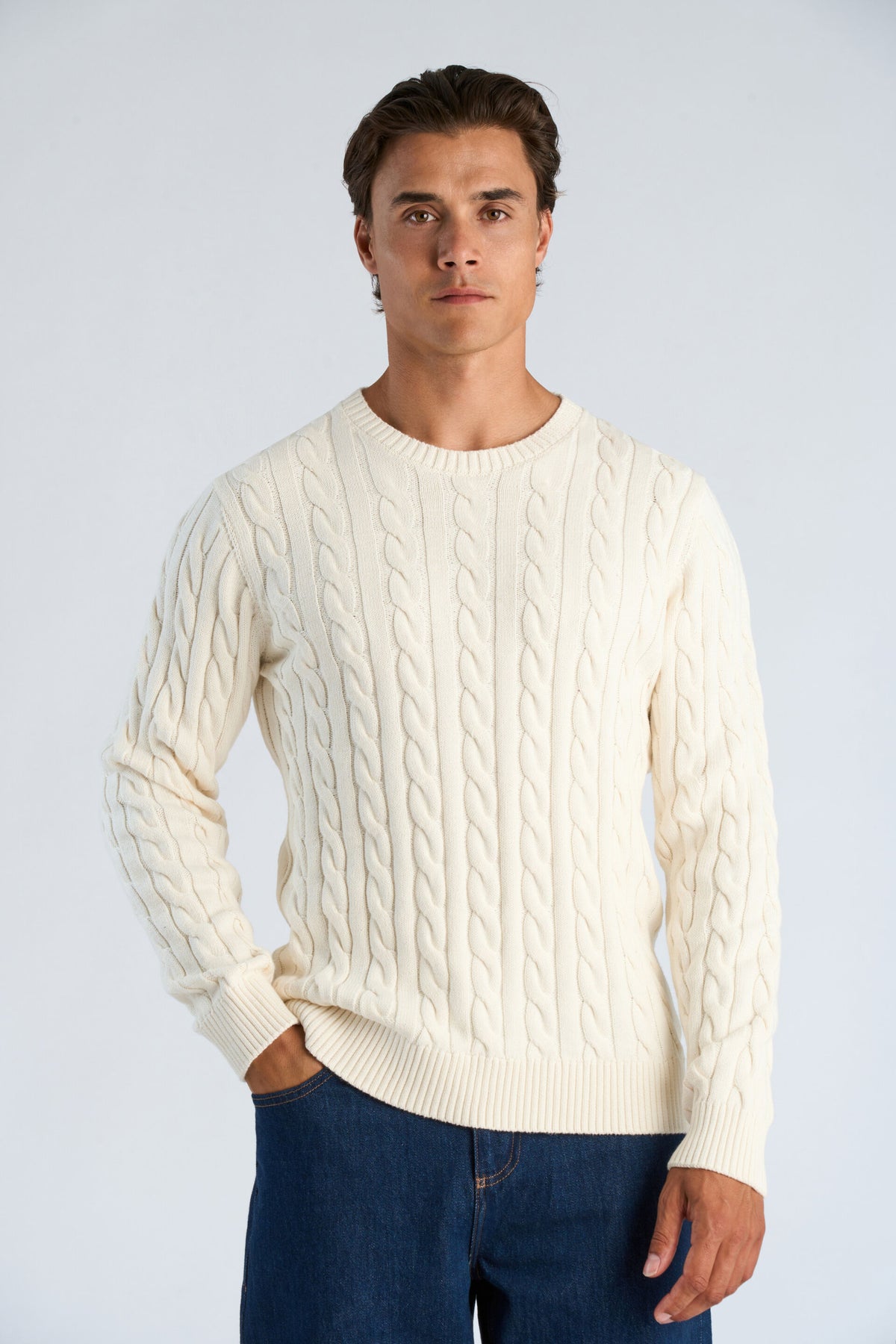 Cabel Knit Sweater Pearl White - modellbilde nærbilde forfra