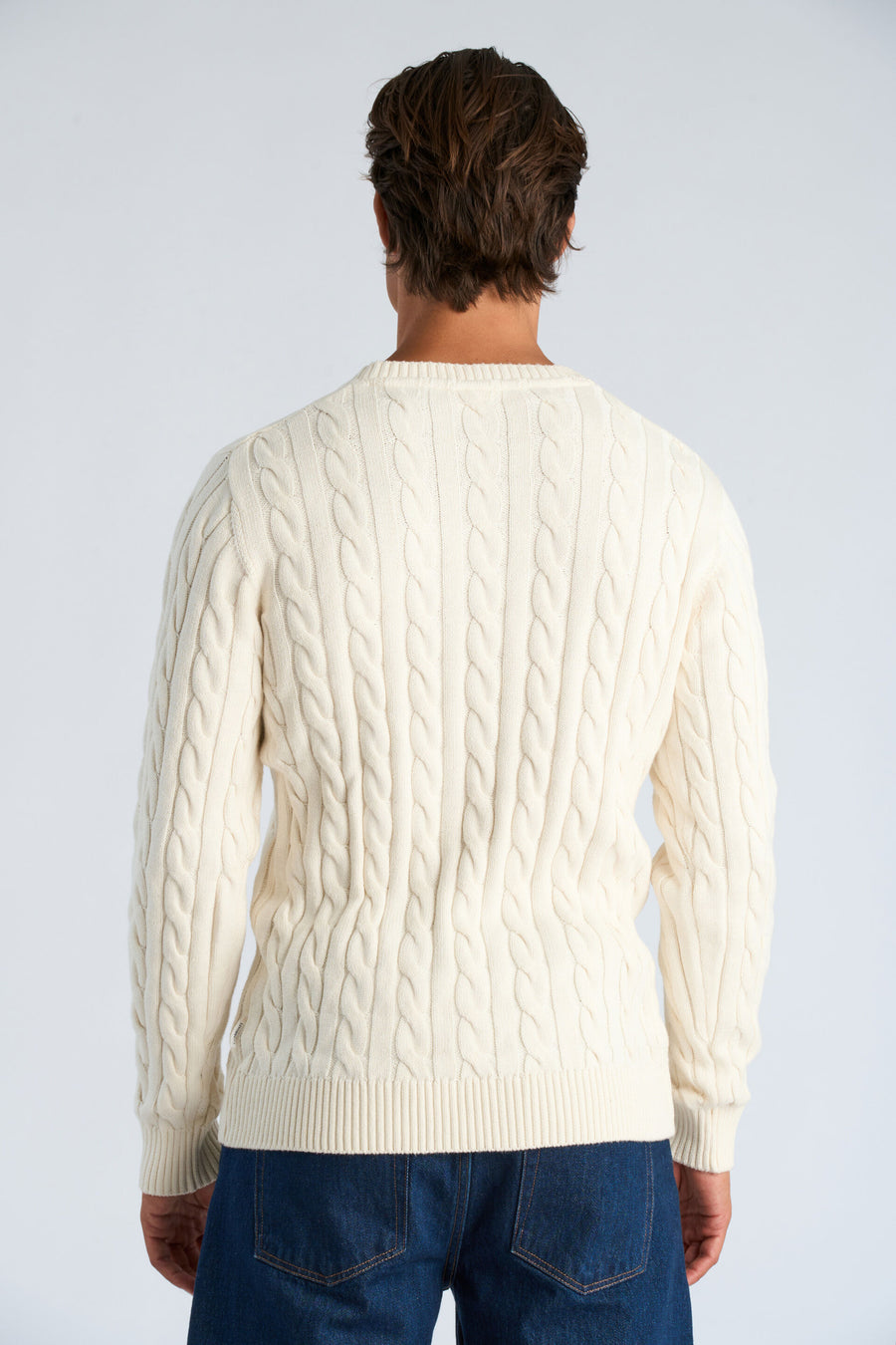 Cabel Knit Sweater Pearl White - modellbilde bakfra