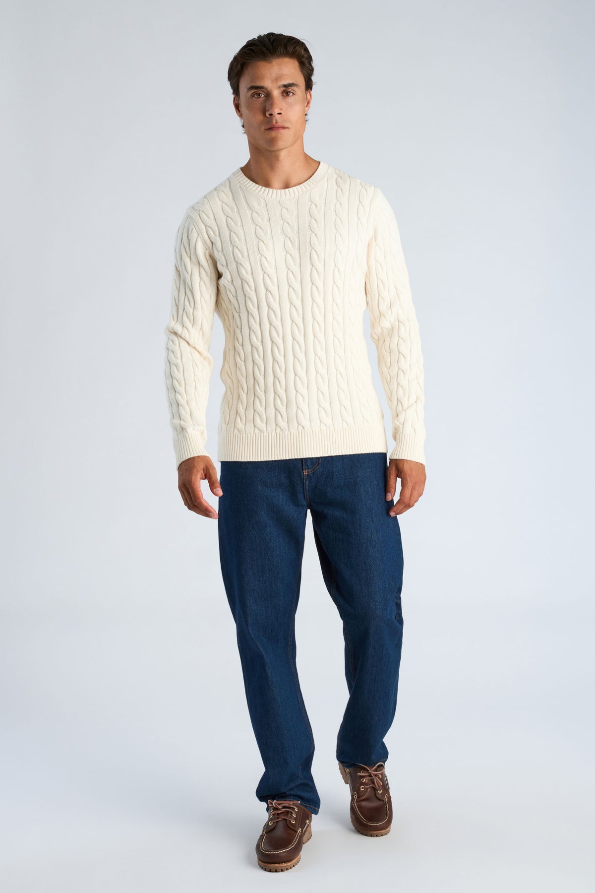 Cabel Knit Sweater Pearl White - modellbilde forfra