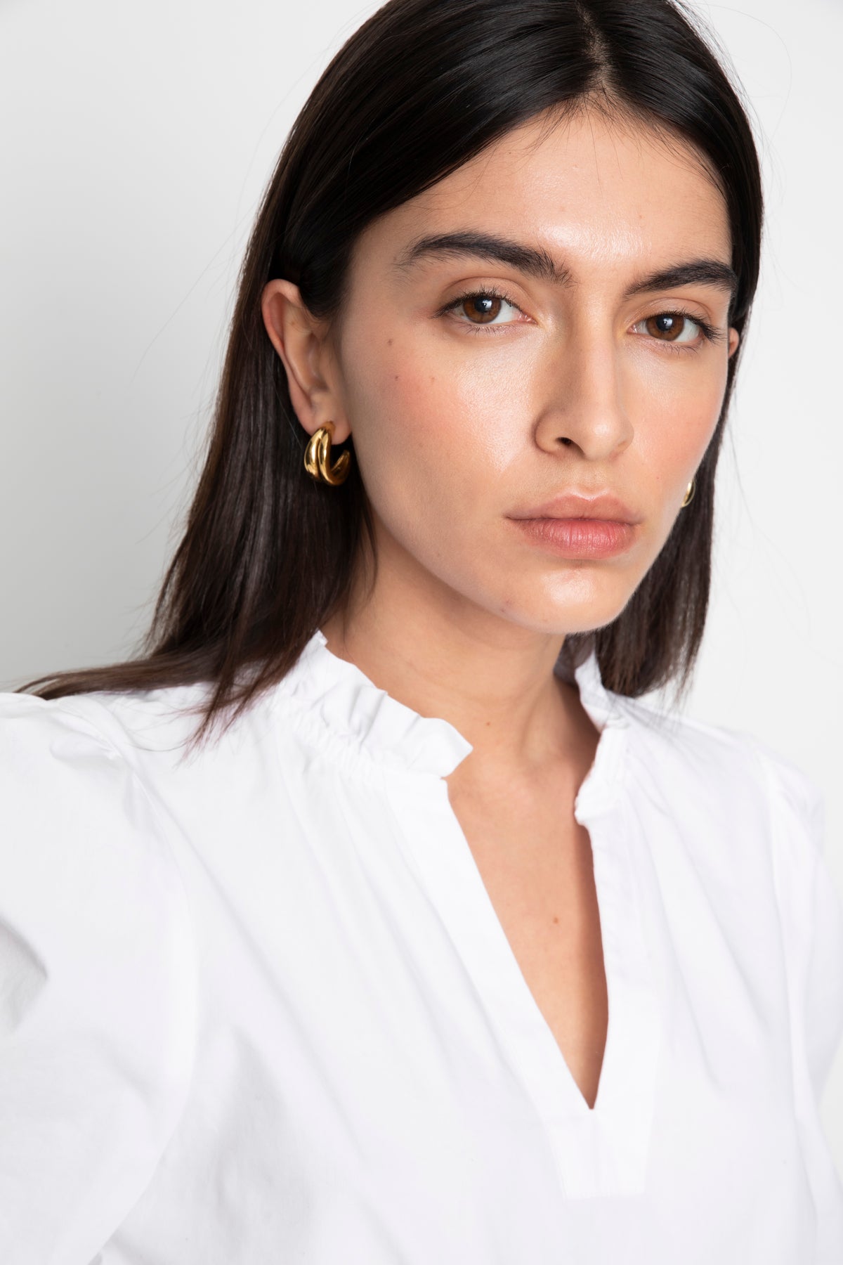 Infinity Blouse White - modellbilde nærbilde krage