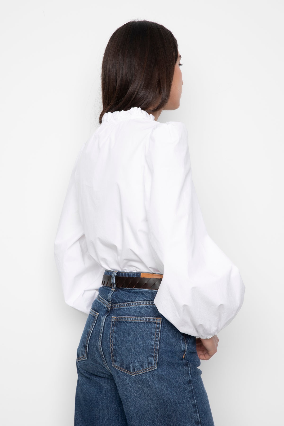 Infinity Blouse White - modellbilde bakfra