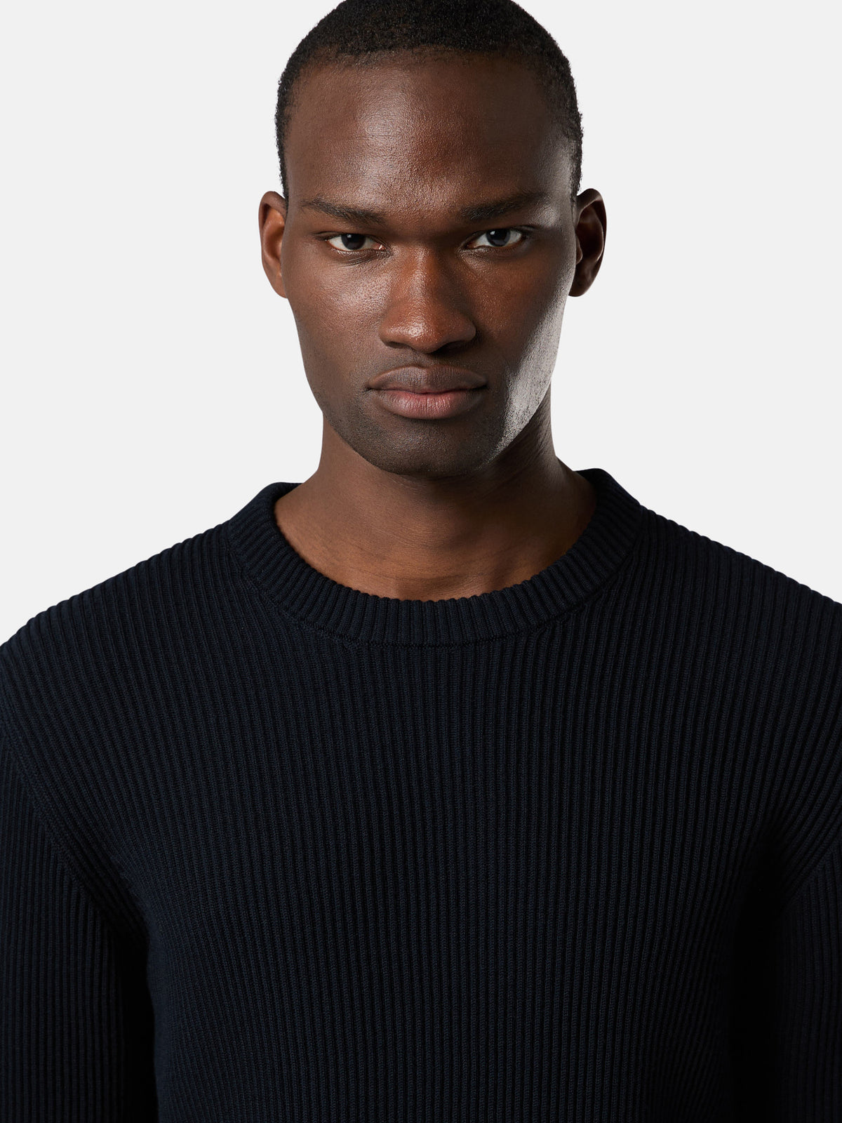 Navy Wool Roundneck Sweater - modellbilde