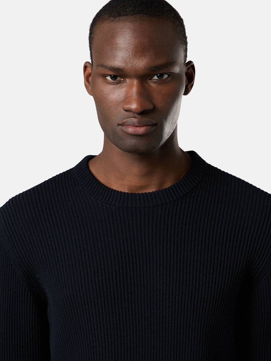 Navy Wool Roundneck Sweater - modellbilde