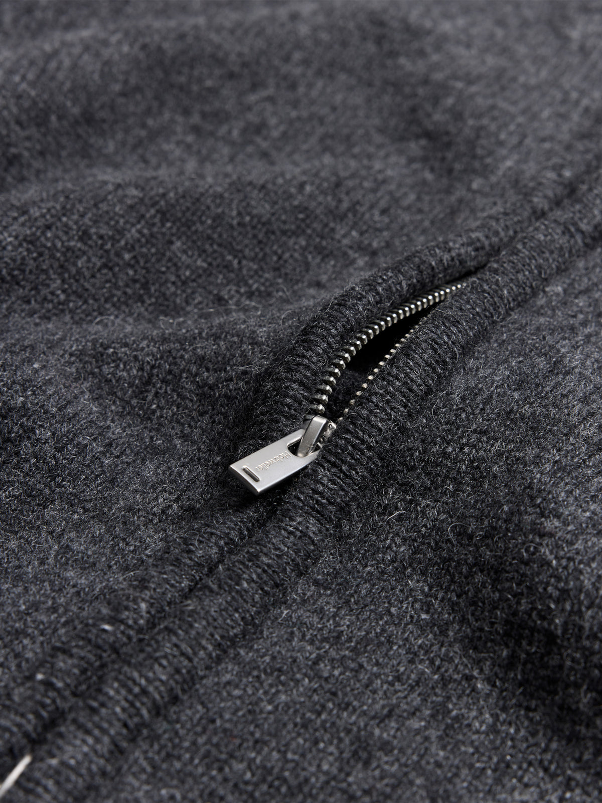 Holzweiler Andreas Zip-Up Cardigan Dk. Grey - detalj glidelås