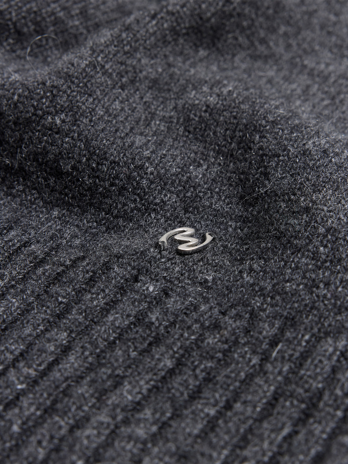 Holzweiler Andreas Half-Zip Sweater Dk. Grey - detalj logo