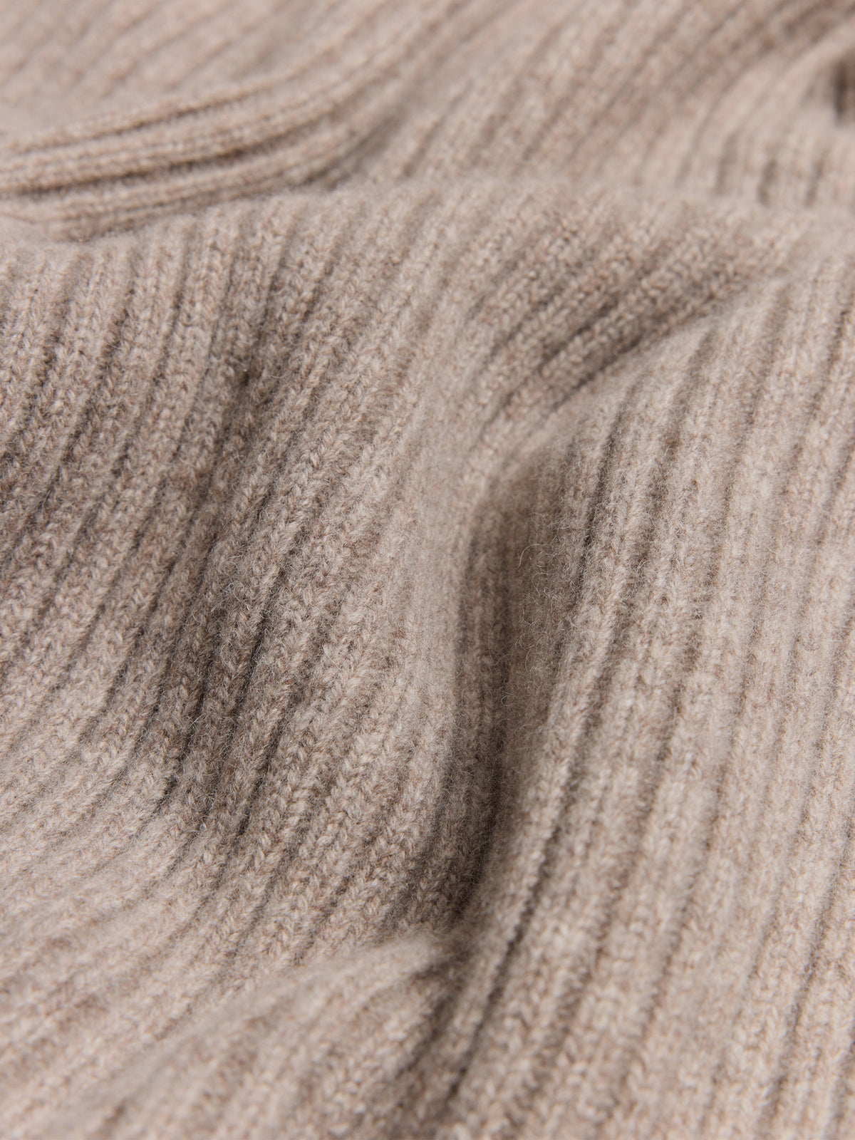 Adrian Rib Crewneck Taupe detalj - Holzweiler
