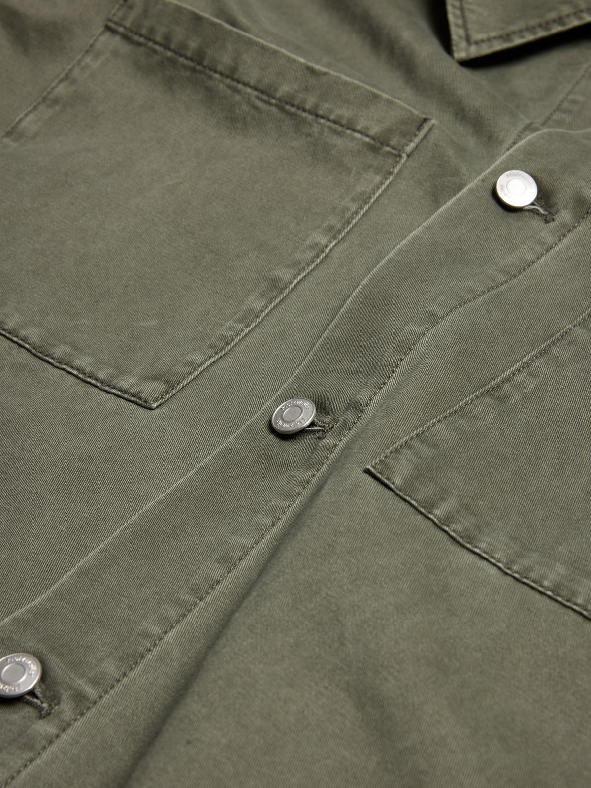 Holzweiler Mildew Twill Overshirt Dark Green - detalj knapper