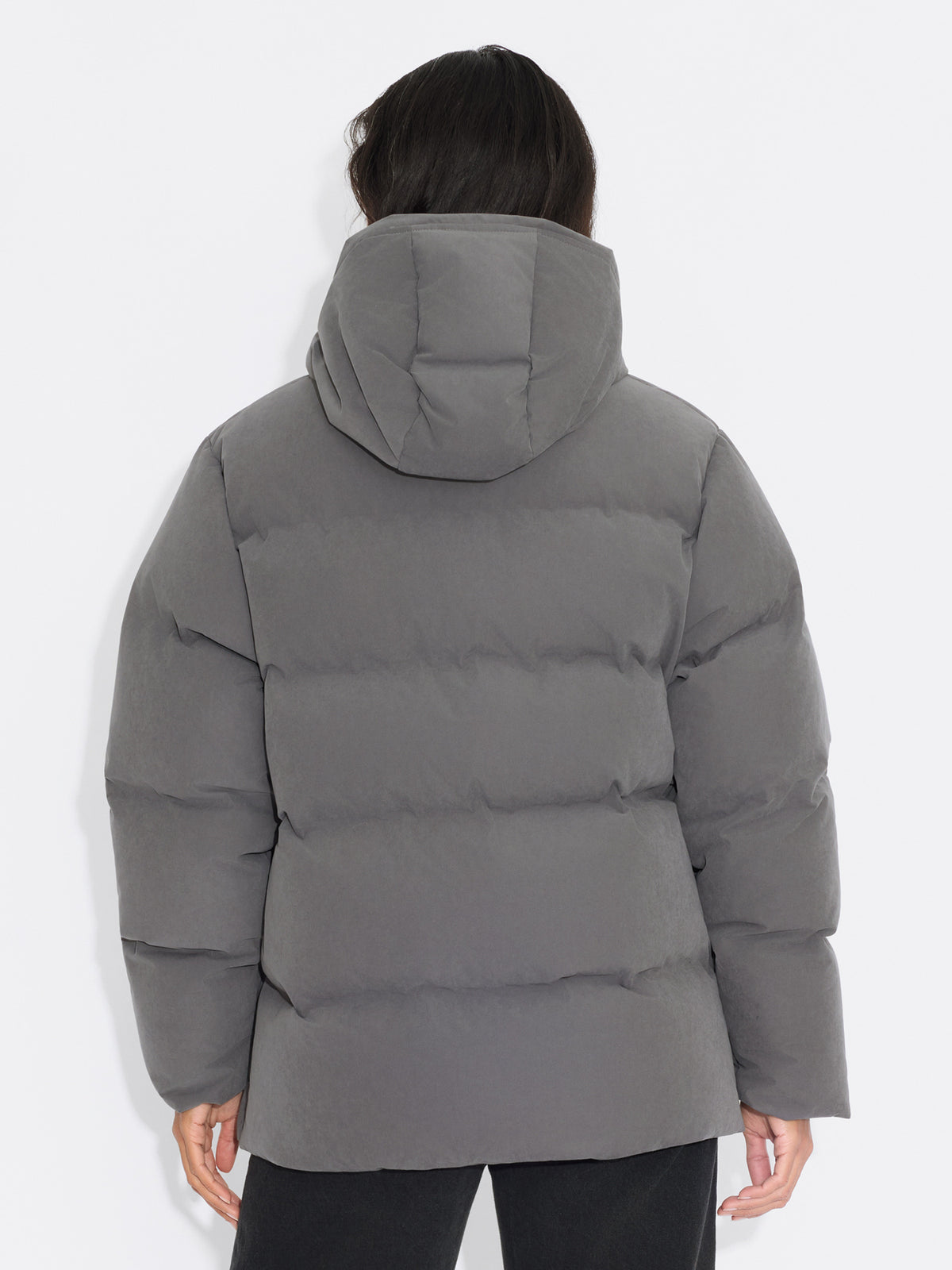 Modell i Besseggen Brushed dunjakke, bakfra med hette
