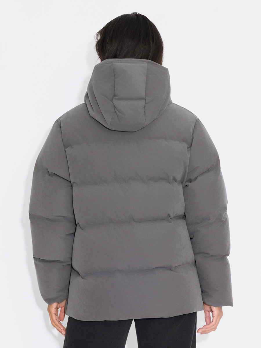 Modell i Besseggen Brushed dunjakke, bakfra med hette