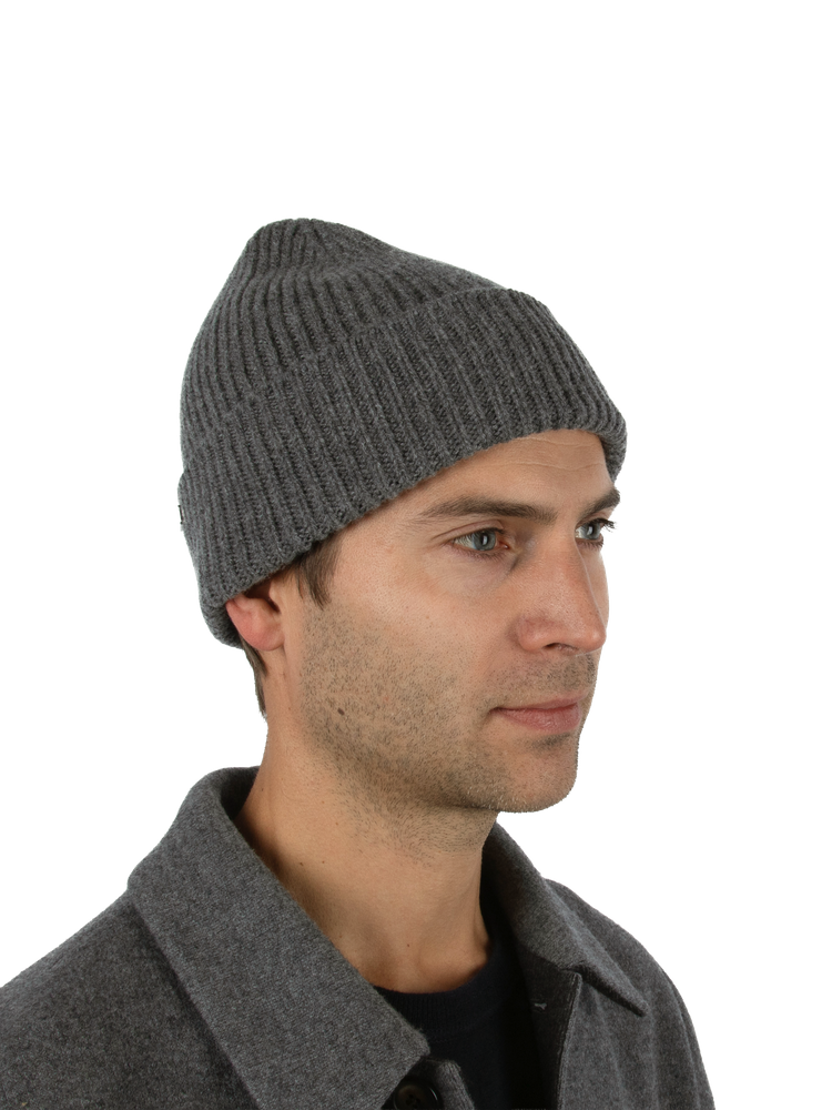 Oslo Beanie Cashmere Wool Rime Grey fra Varsity, bakside med logo