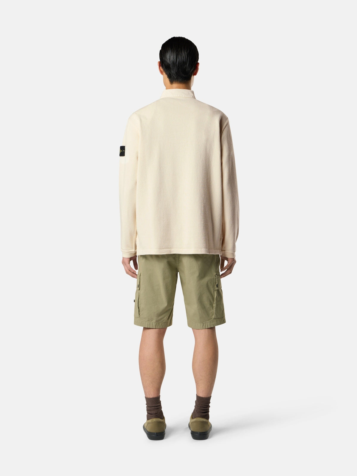 Modell i sweatshirt med polokrage, bakfra