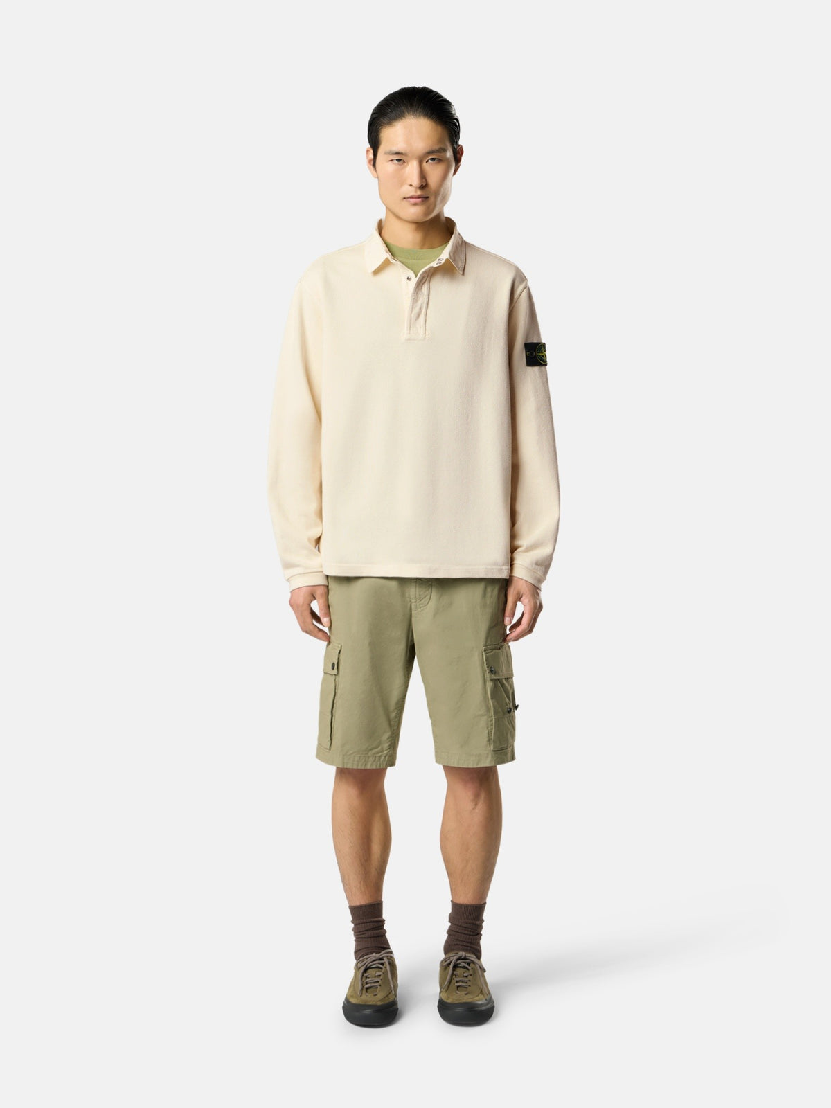Modell i sweatshirt med polokrage, forfra
