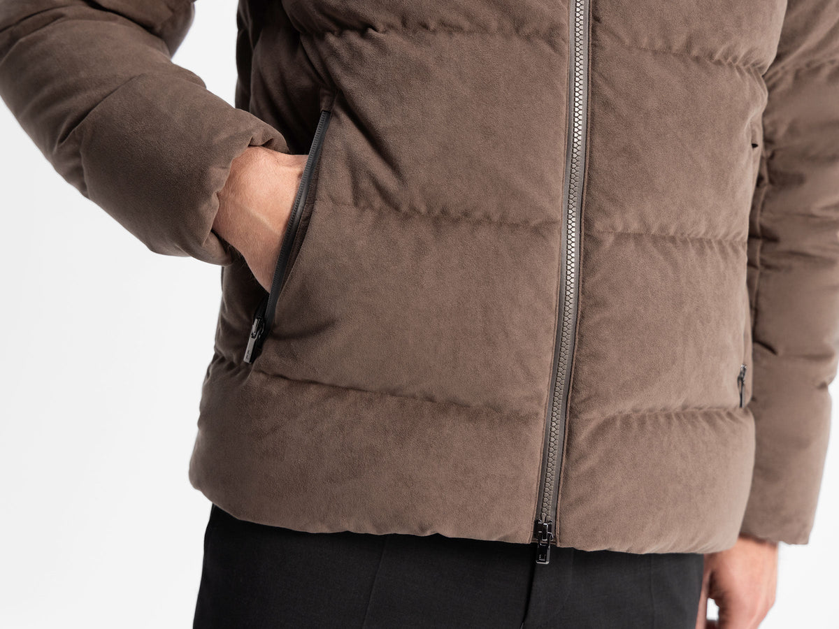 Concord Down Jacket Savile NeoSuede Sand - modellbilde