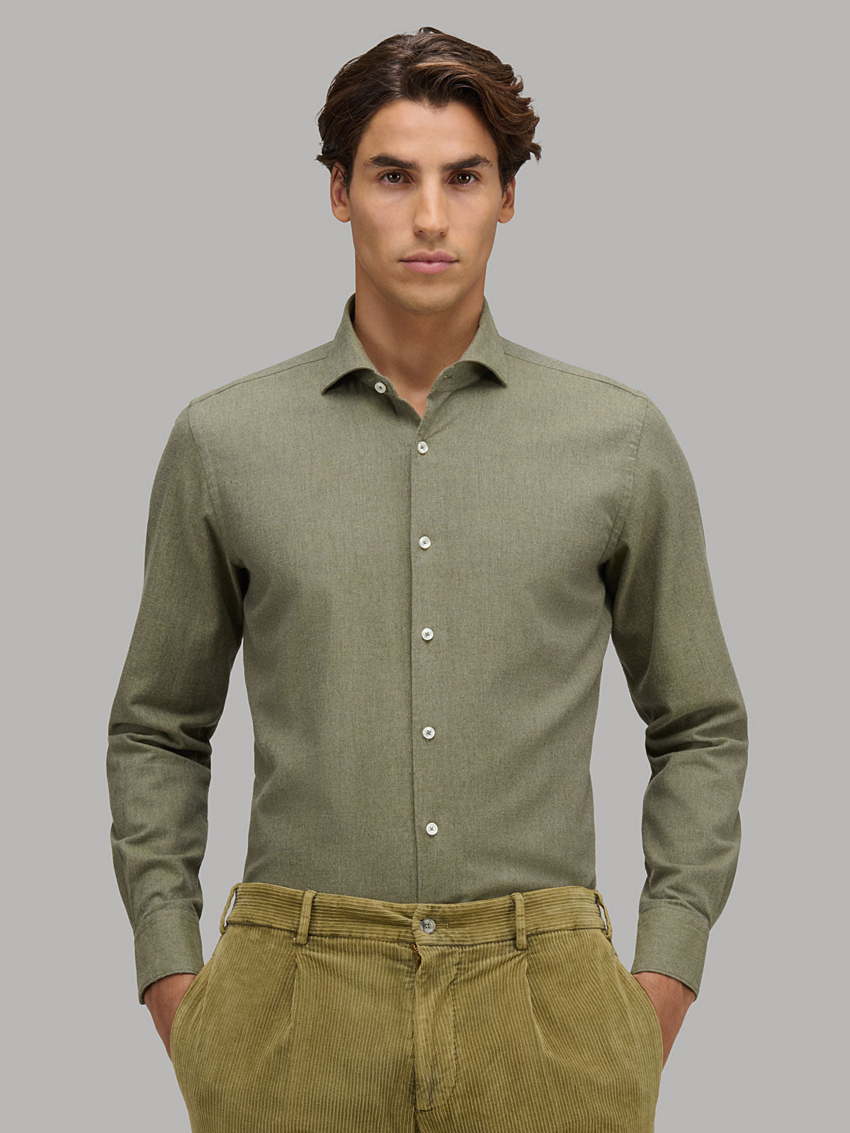 Flanellskjorte i army green – modell forfra