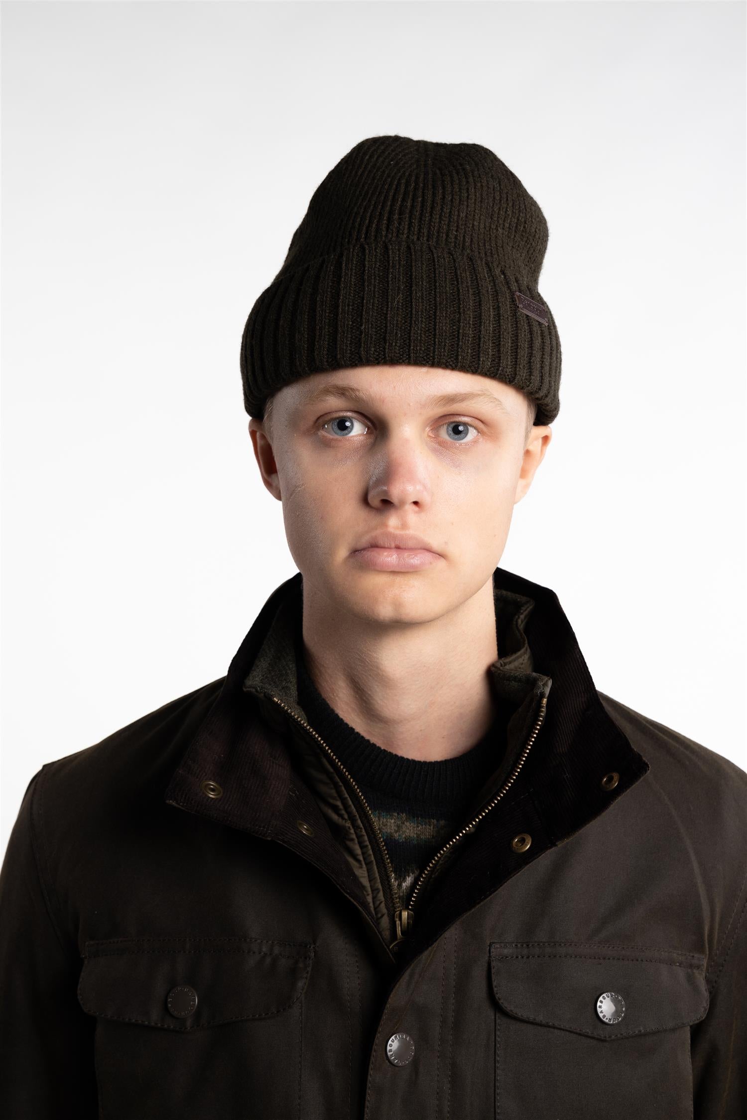 Lue fra Barbour Carlton Beanie Olive Bogartstore.no