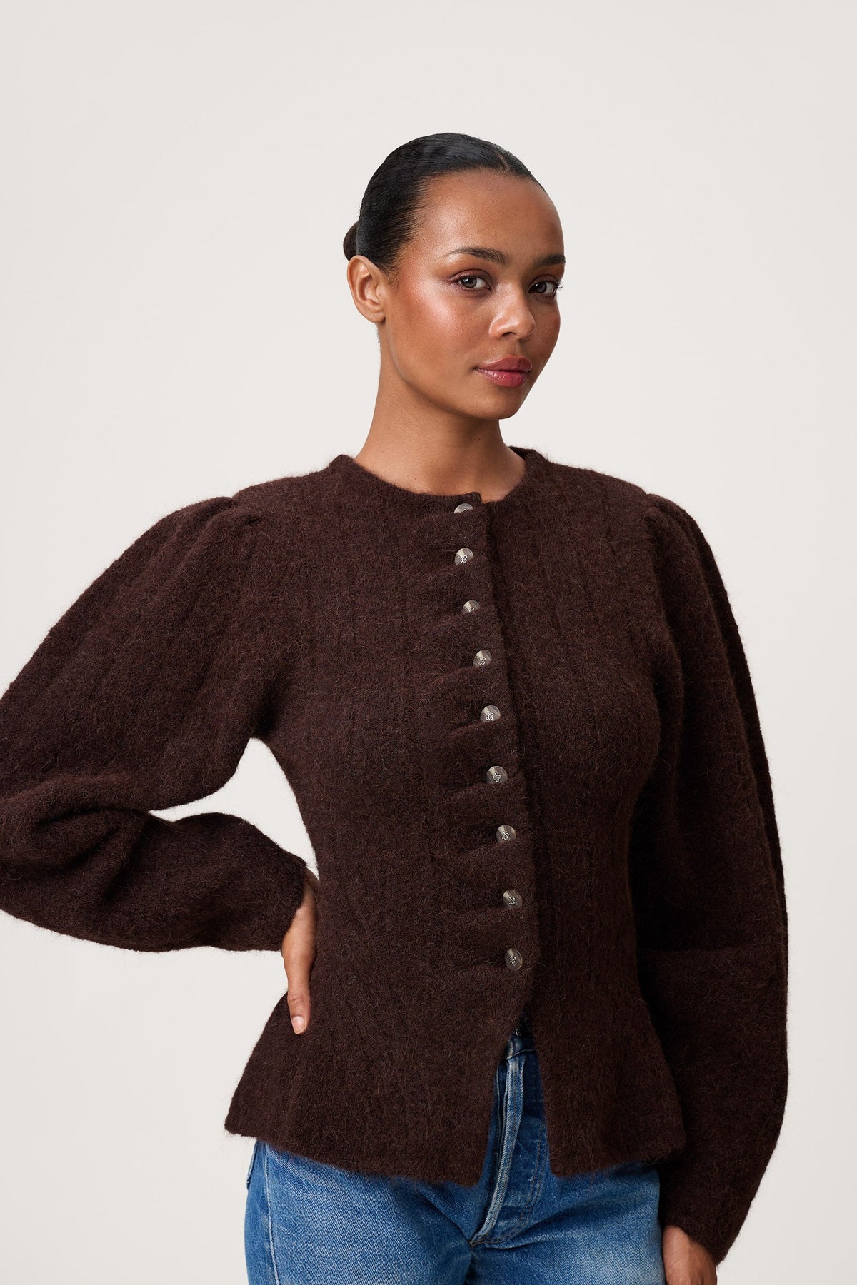 Adoore Arolla Cardigan Brown - modellbilde