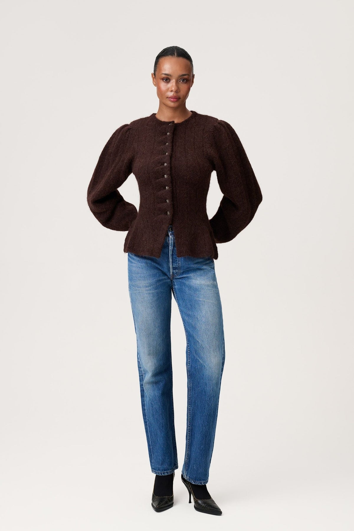 Adoore Arolla Cardigan Brown - modellbilde