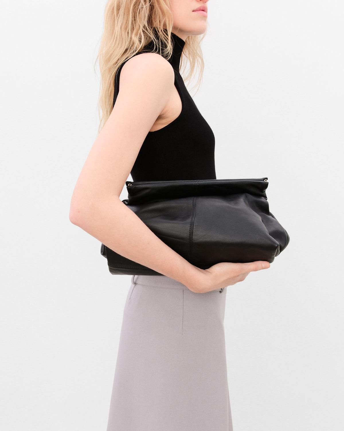 Clay Clutch Black - modellbilde