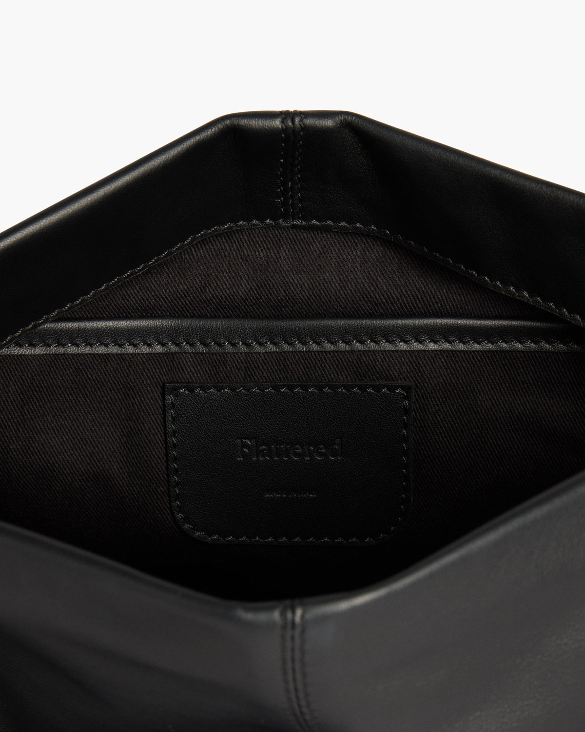 Clay Clutch Black - detalj innside