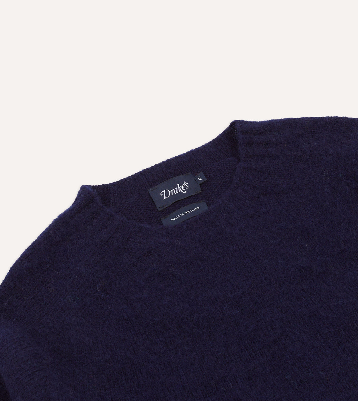 Brushed Shetland Crew Neck Jumper Navy – nærbilde av halsåpning