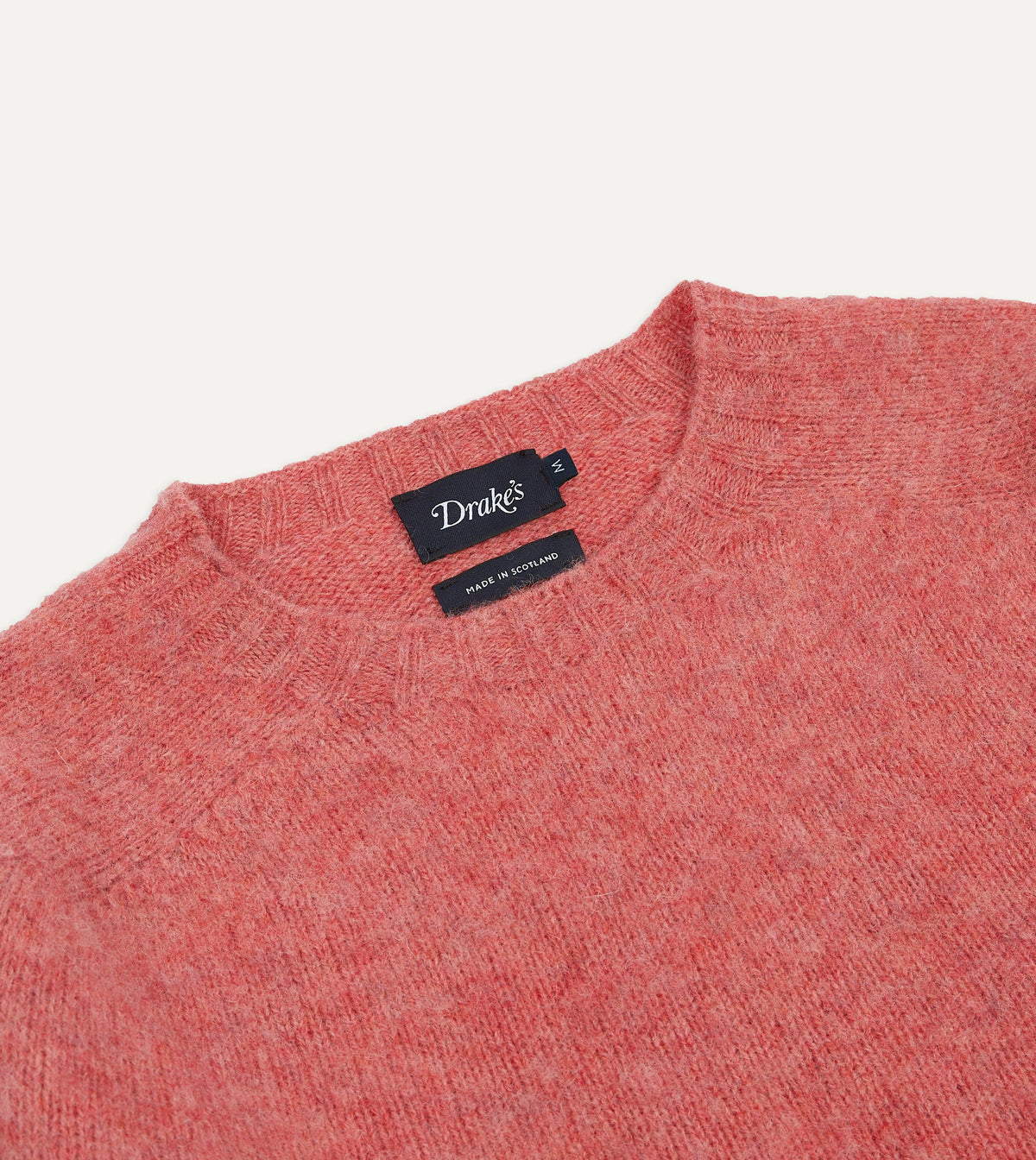 Brushed Shetland Crew Neck Jumper Pink – nærbilde av halsåpning