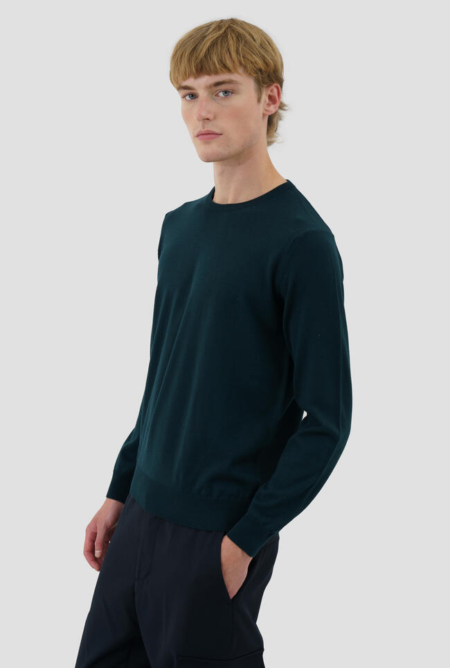 Crew Neck Merino Wool Sweater Dark Green – modell sidevisning