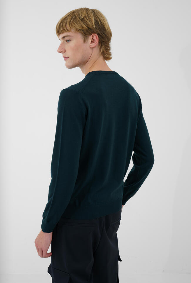 Crew Neck Merino Wool Sweater Dark Green – modell
