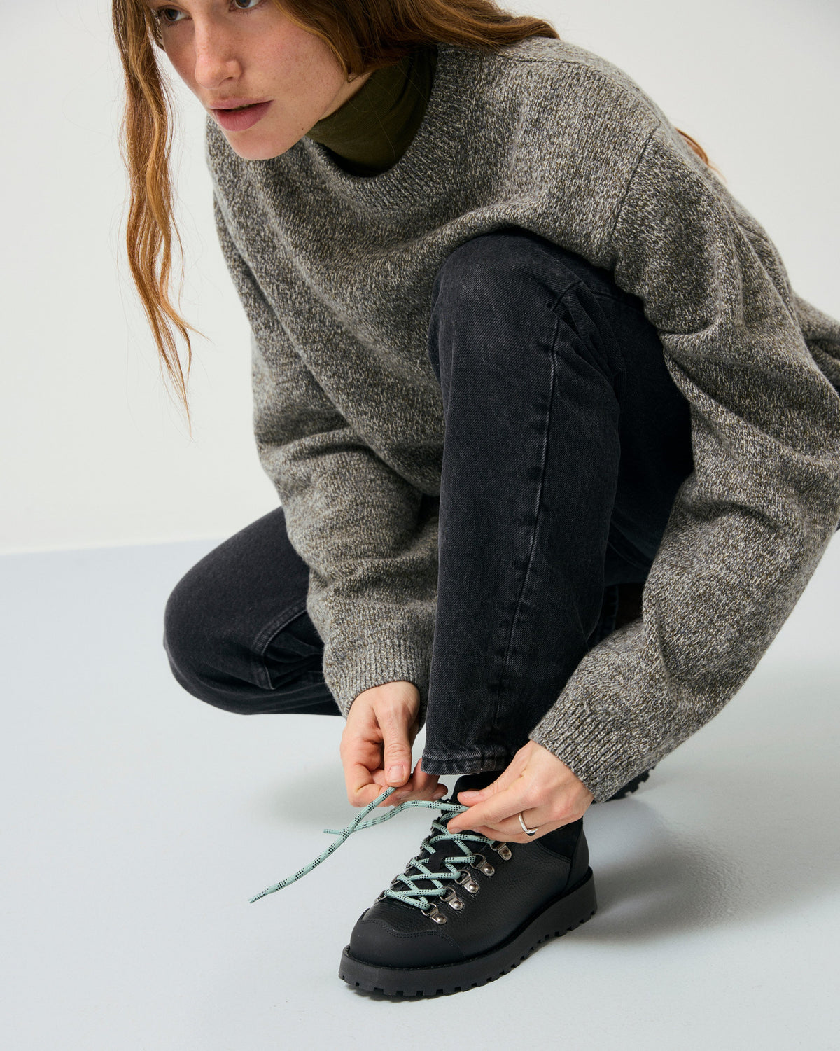 Garment Project Dune Low Black Tumbled Leather - modellbilde