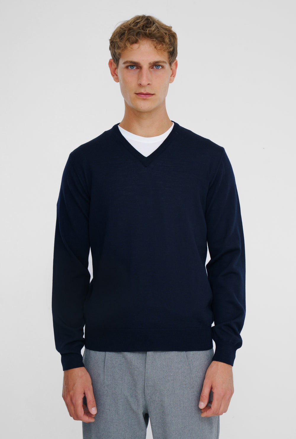 V-Neck Merino Wool Navy – modellbilde 1