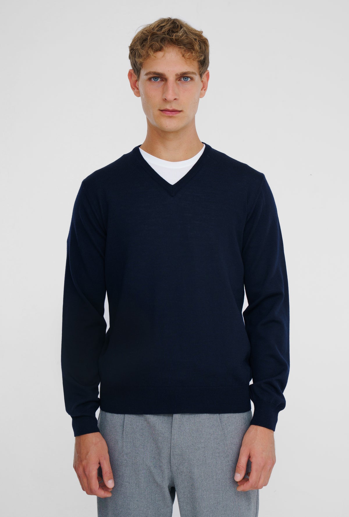 V-Neck Merino Wool Navy – modellbilde 1