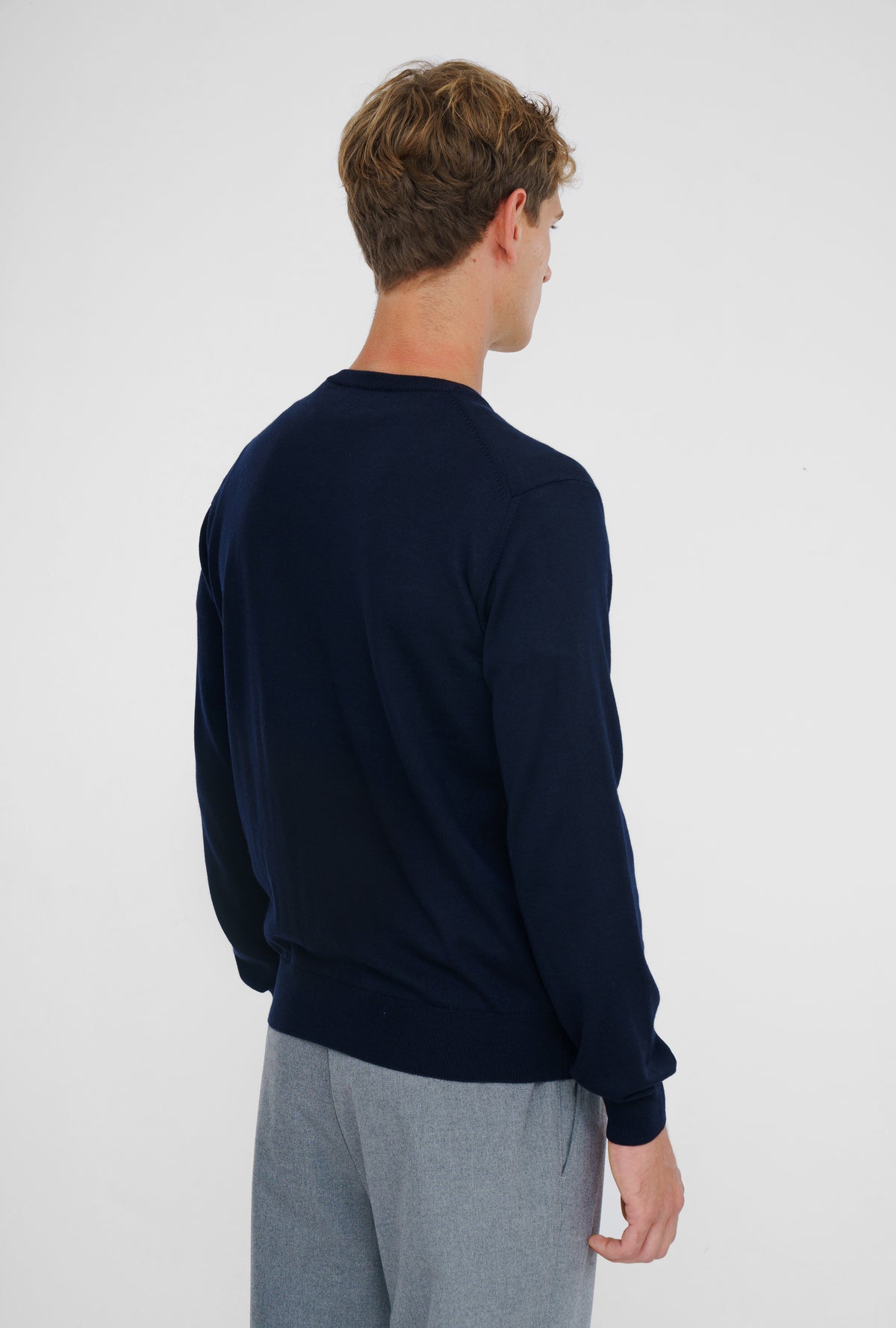 V-Neck Merino Wool Navy – modellbilde 2