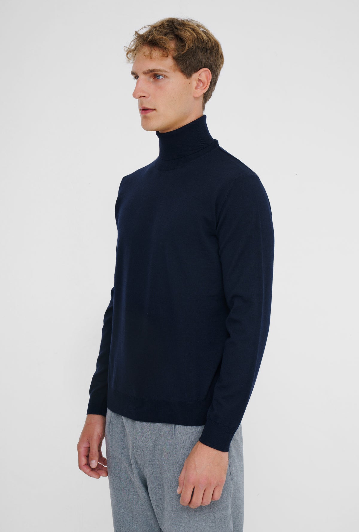 Merino Wool Turtleneck Navy – modellbilde 3