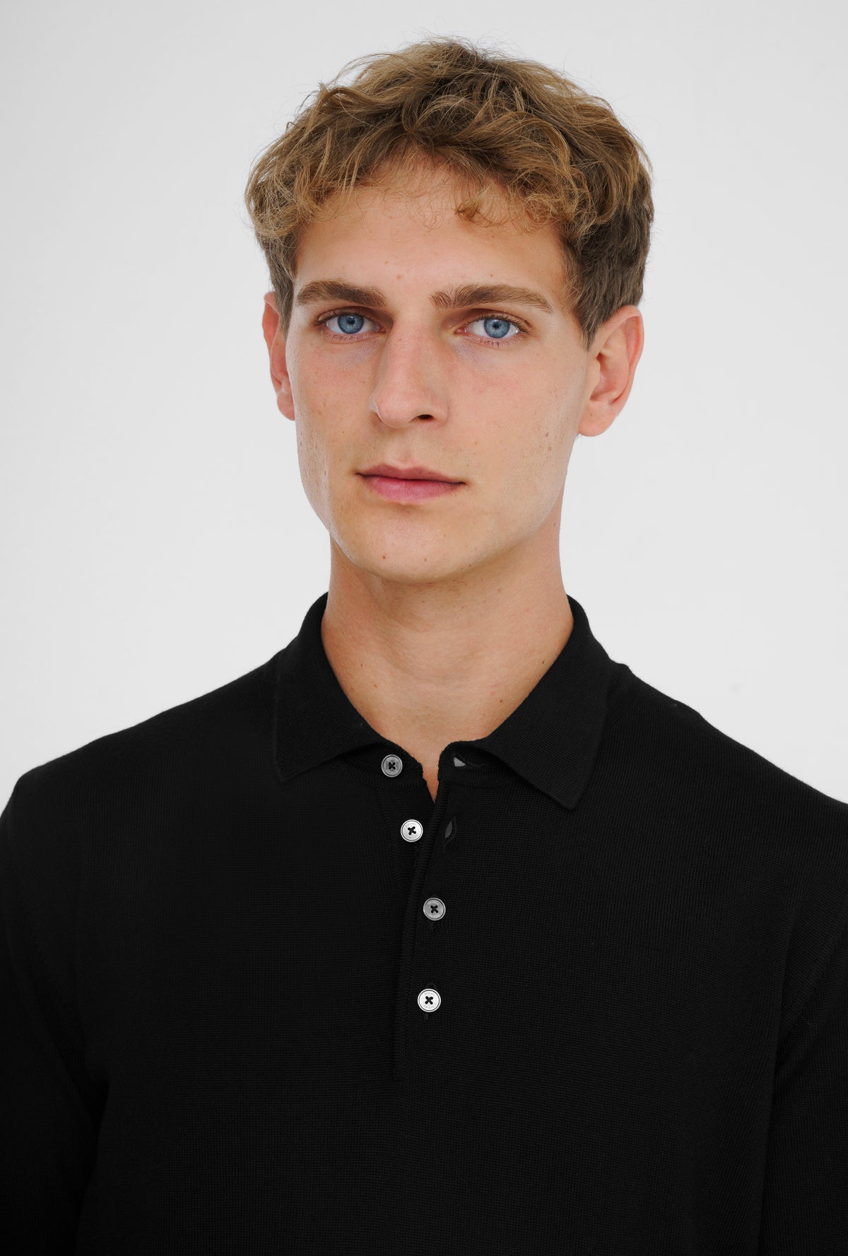 Polo Button Black – modellbilde 2