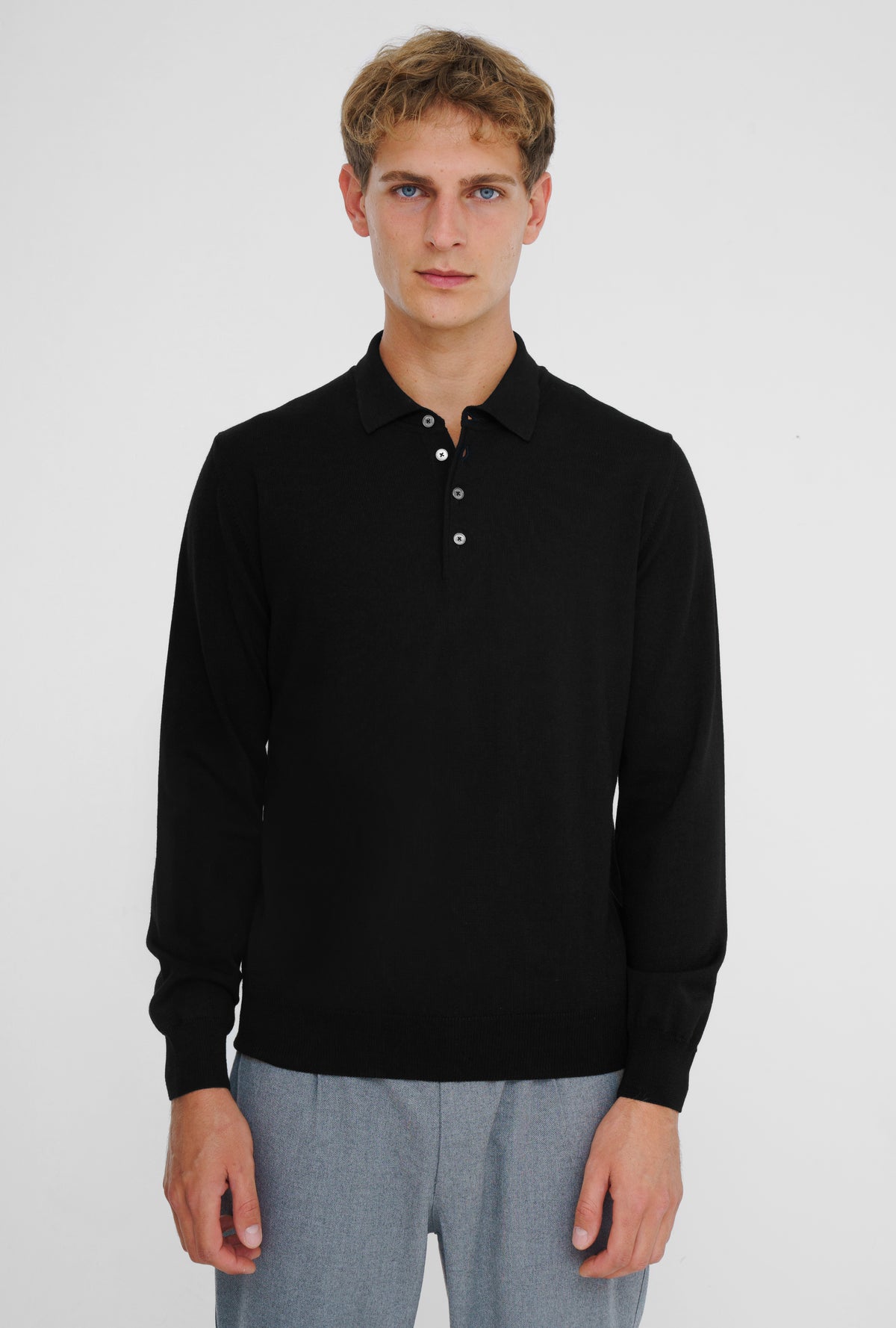 Polo Button Black – modellbilde 1