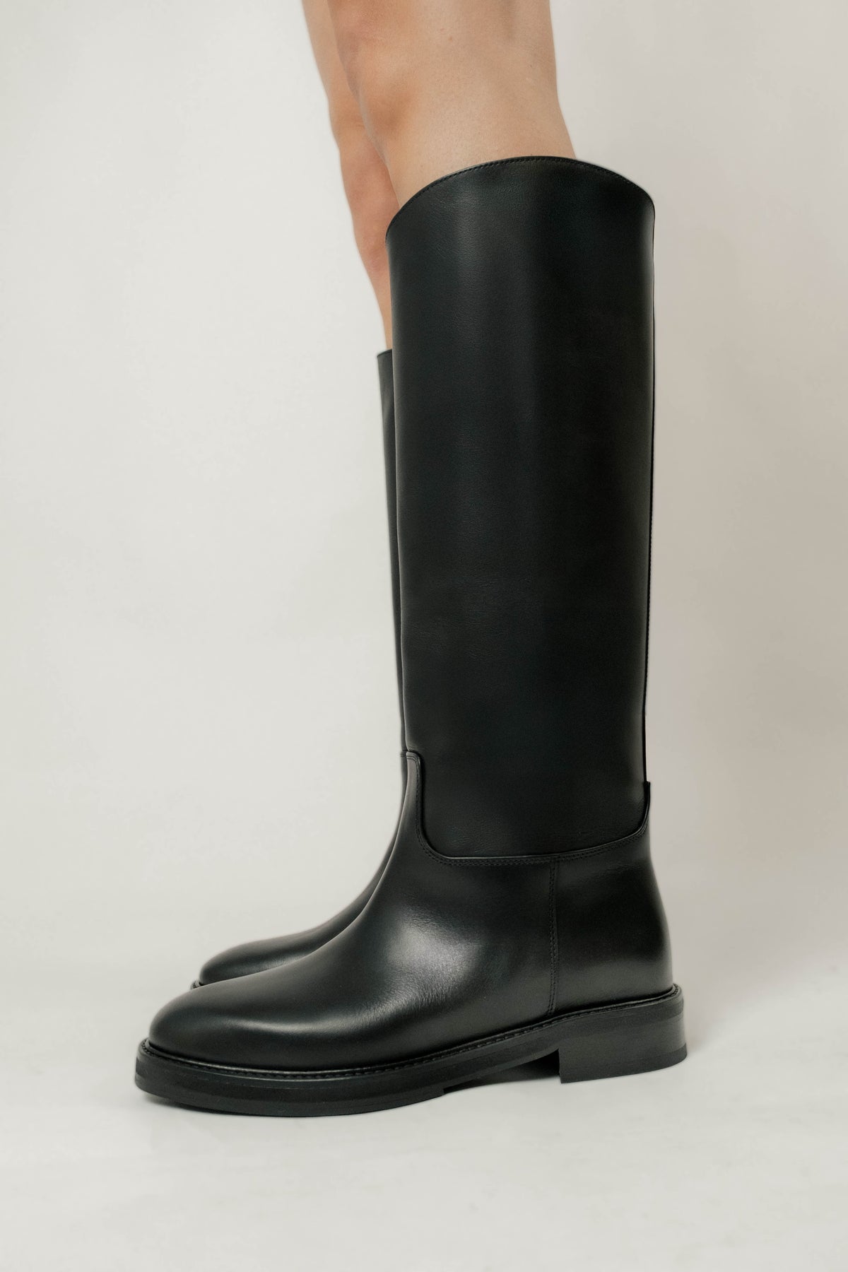 Florentine Leather Black - modell profil