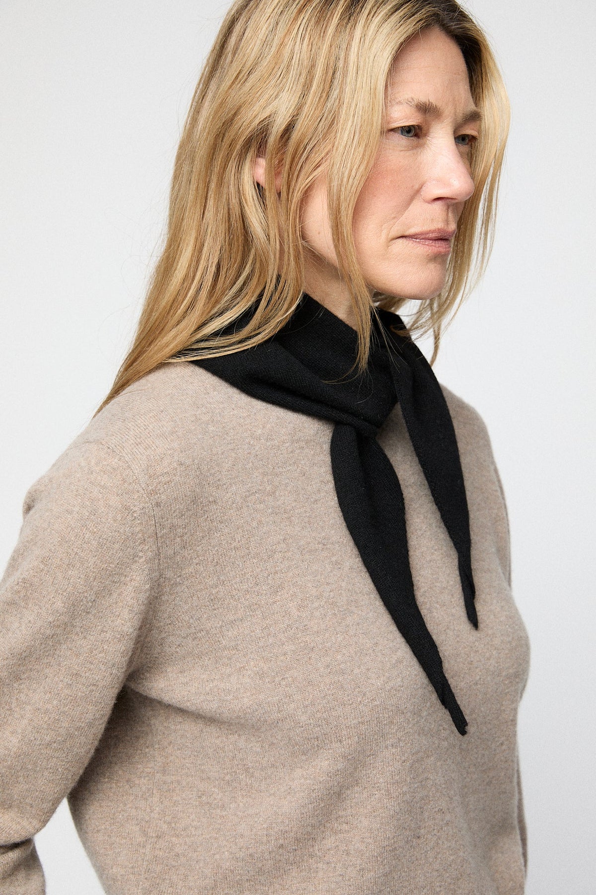 Memoir Cashmere Mini Scarf Jet Black - modellbilde