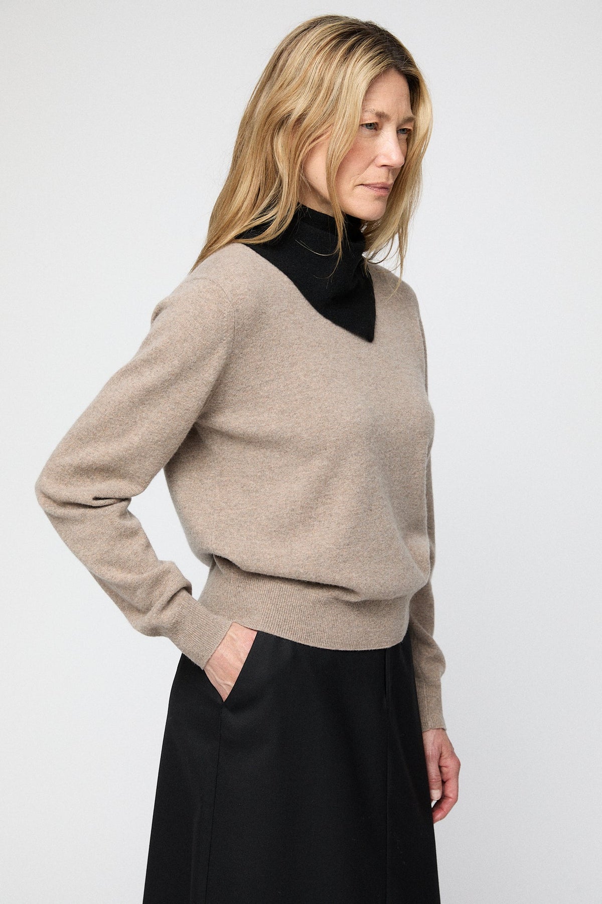 Memoir Cashmere Mini Scarf Jet Black - modellbilde