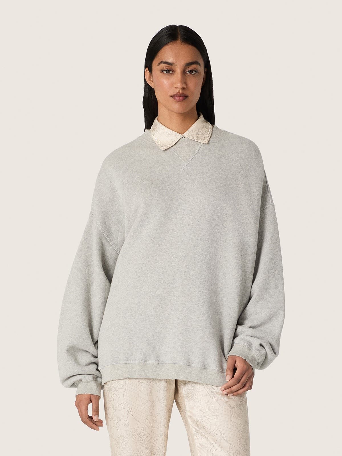 Journey Oversize Crewneck Sweatshirt Grey – på modell forfra