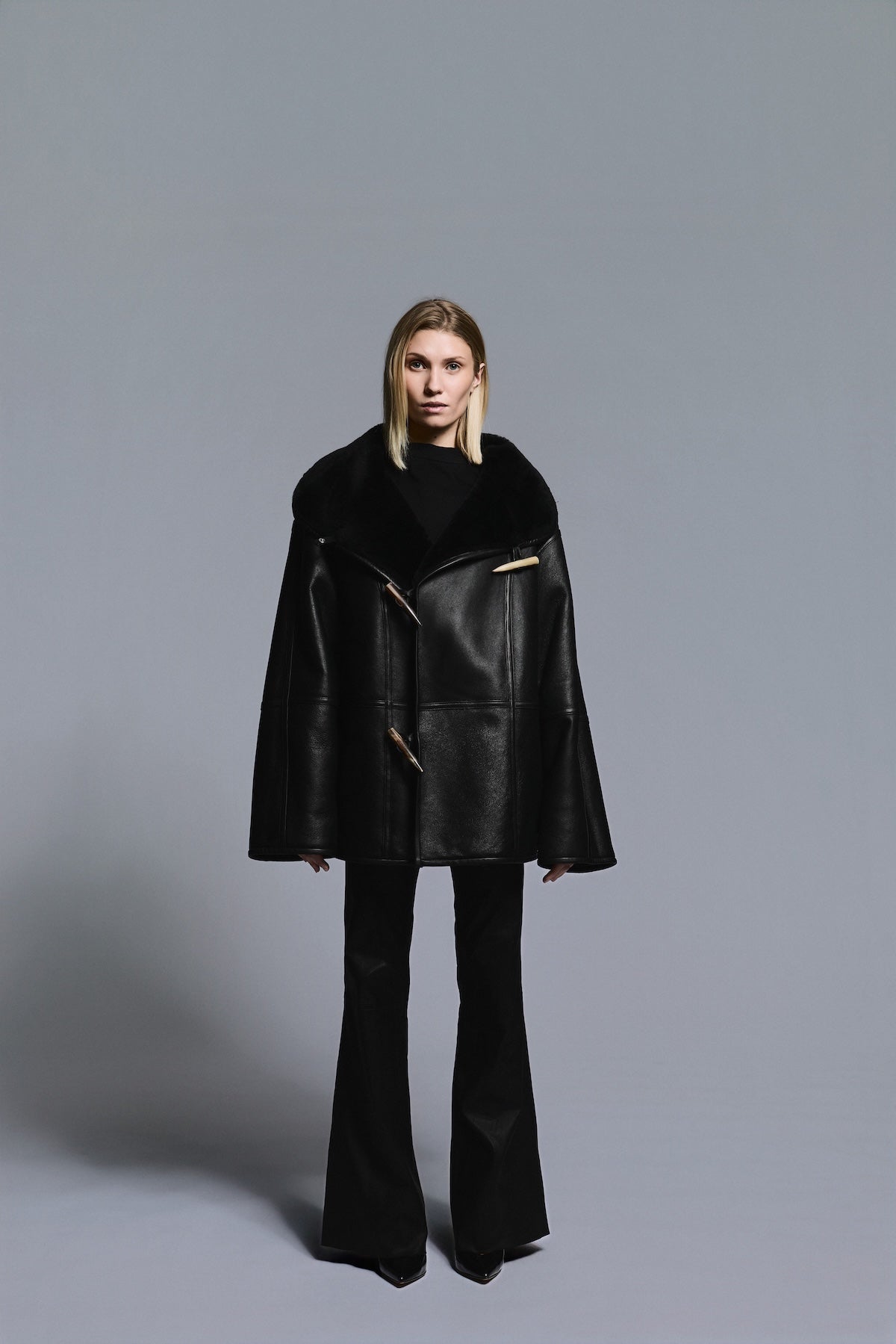 Hawk Jacket Midi Black - modellbilde forside