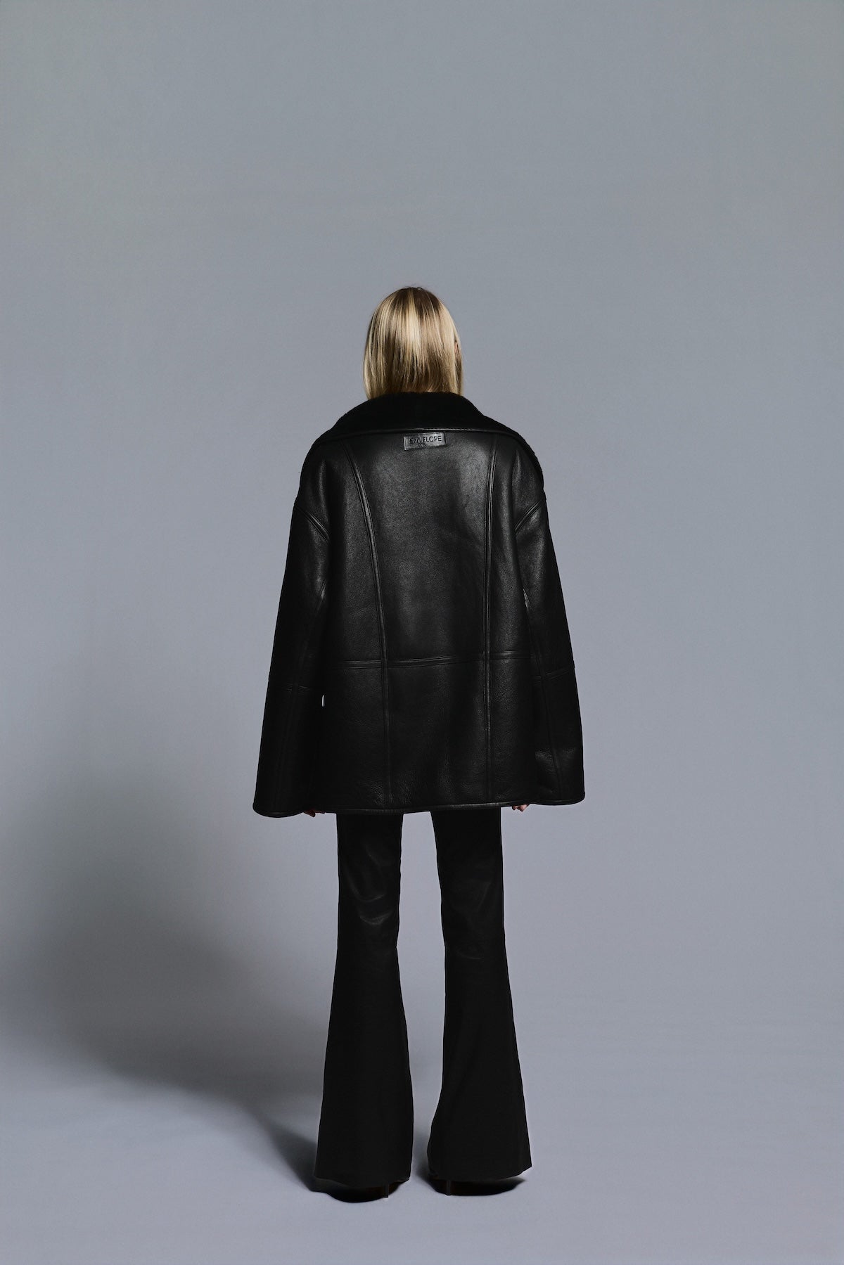 Hawk Jacket Midi Black - modellbilde bak