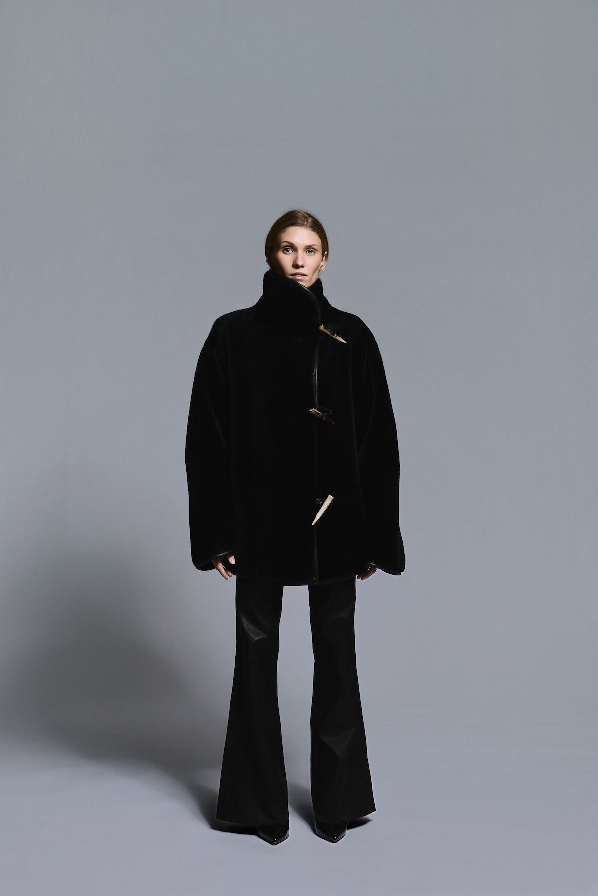 Hawk Jacket Midi Black - modellbilde helfigur forside