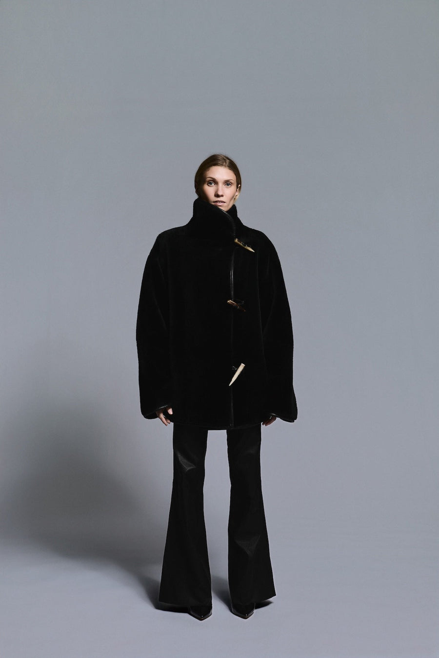Hawk Jacket Midi Black - modellbilde helfigur forside