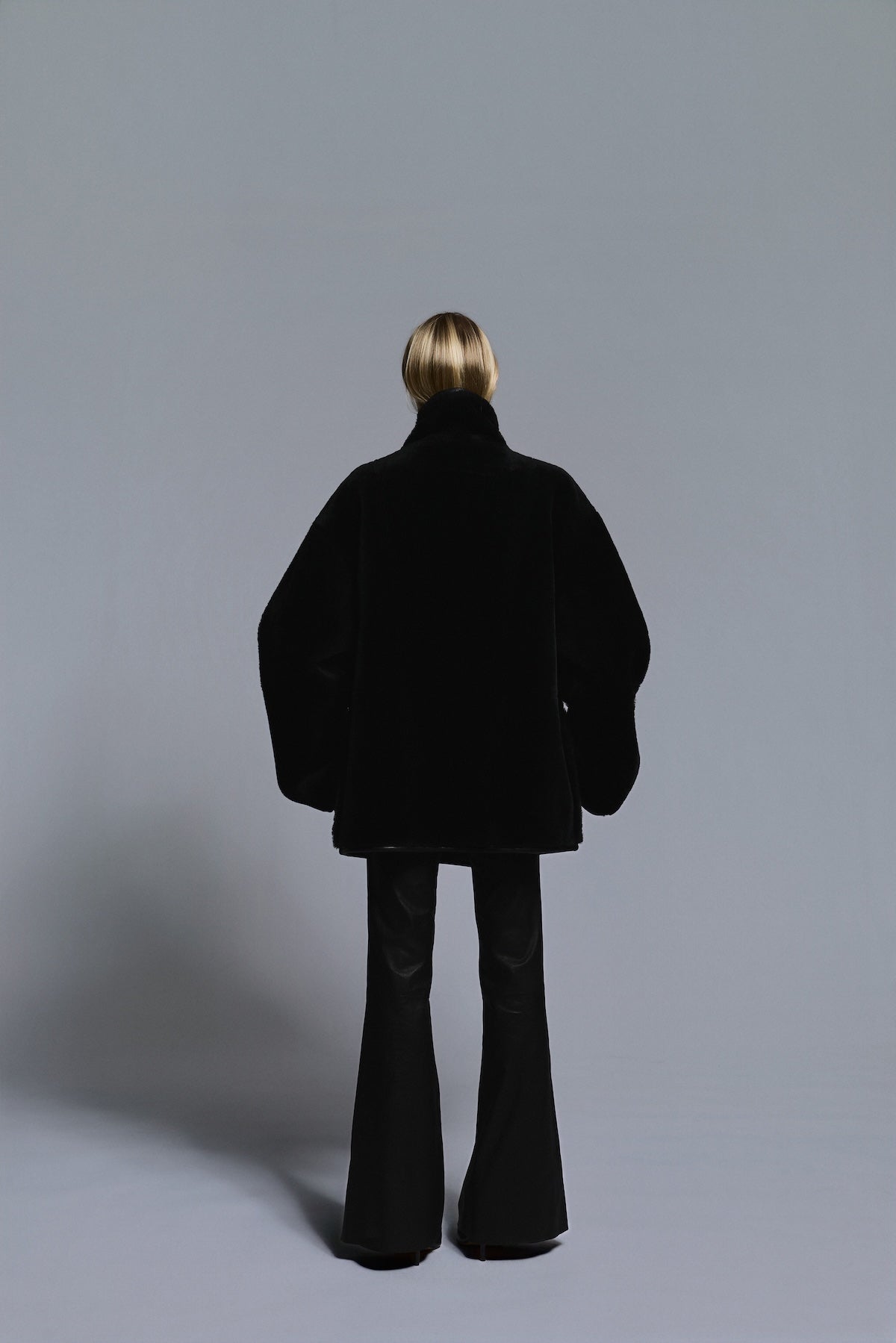 Hawk Jacket Midi Black - modellbilde helfigur bak
